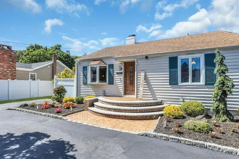 953 Karshick Street Bohemia NY 11716