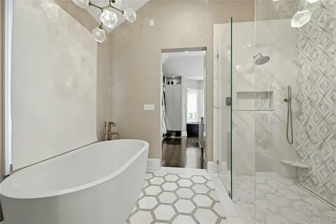 48 Tammys Lane Syosset NY 11791