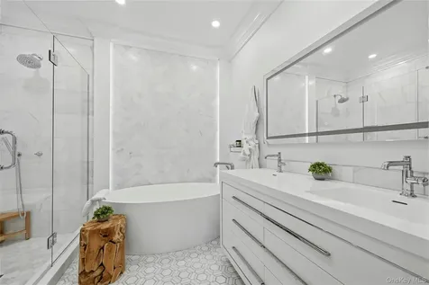 48 Tammys Lane Syosset NY 11791