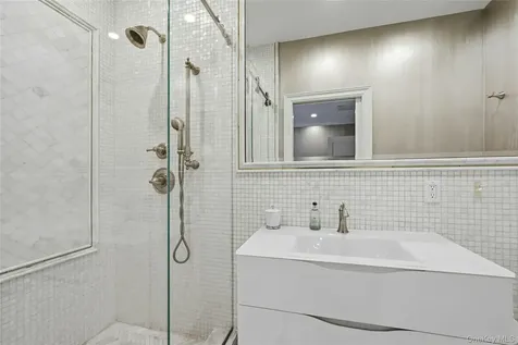 48 Tammys Lane Syosset NY 11791