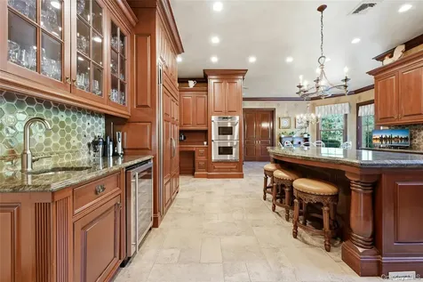 48 Tammys Lane Syosset NY 11791