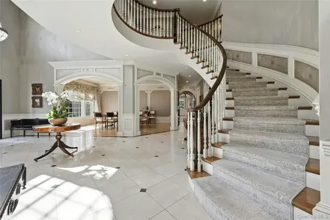 48 Tammys Lane Syosset NY 11791
