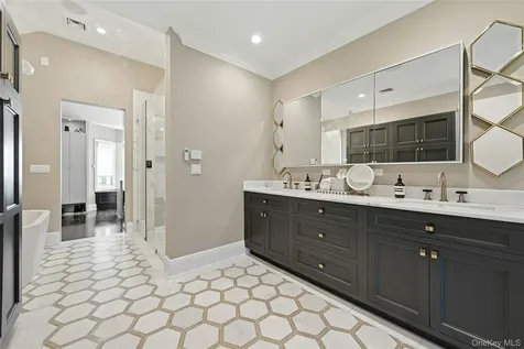 48 Tammys Lane Syosset NY 11791