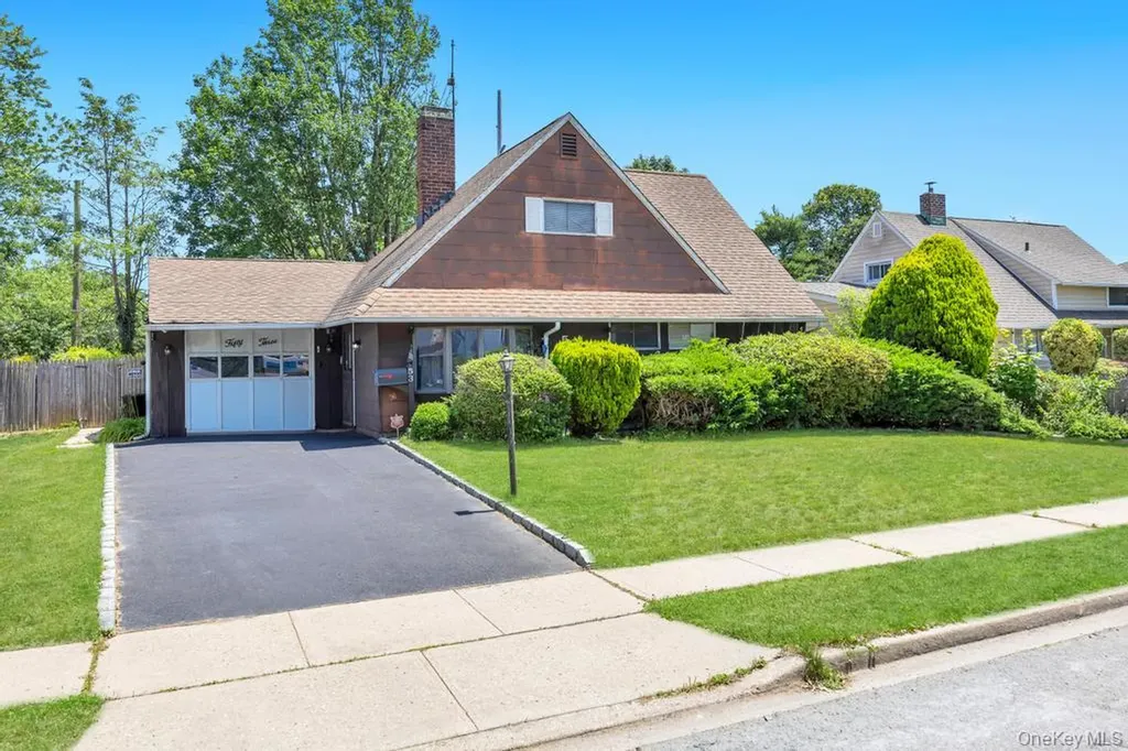 53 Bridle Lane Hicksville NY 11801