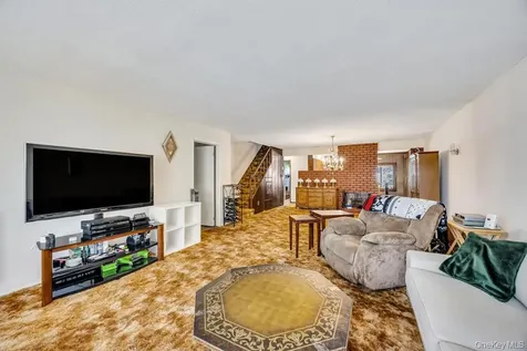 53 Bridle Lane Hicksville NY 11801