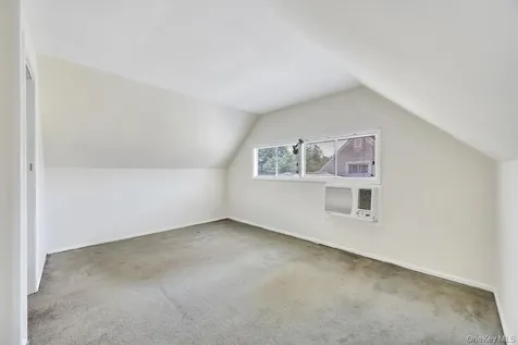 53 Bridle Lane Hicksville NY 11801