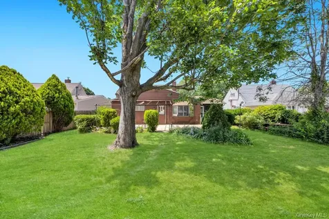 53 Bridle Lane Hicksville NY 11801