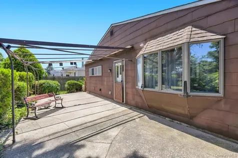 53 Bridle Lane Hicksville NY 11801