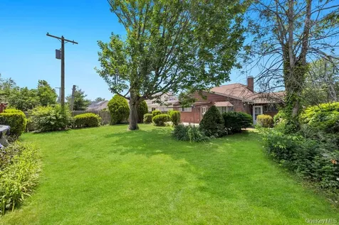 53 Bridle Lane Hicksville NY 11801