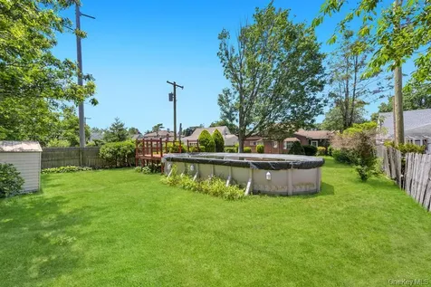 53 Bridle Lane Hicksville NY 11801