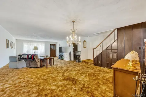 53 Bridle Lane Hicksville NY 11801