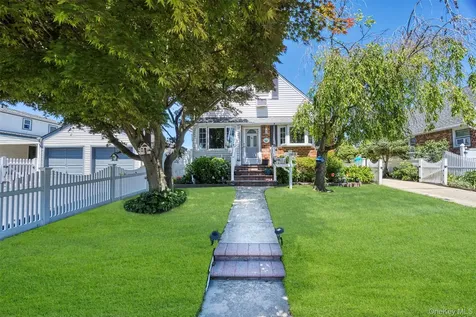 2389 Lindy Road Westbury NY 11590