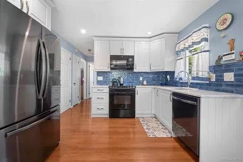 2389 Lindy Road Westbury NY 11590