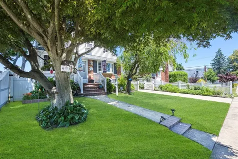 2389 Lindy Road Westbury NY 11590