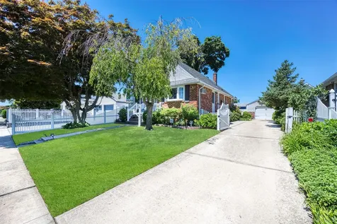2389 Lindy Road Westbury NY 11590