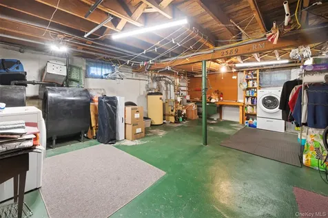 2389 Lindy Road Westbury NY 11590