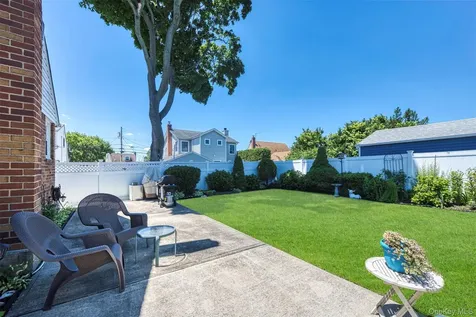2389 Lindy Road Westbury NY 11590
