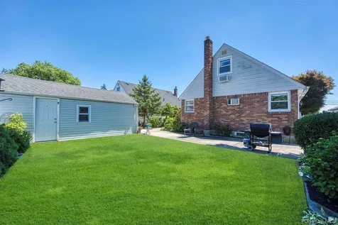 2389 Lindy Road Westbury NY 11590