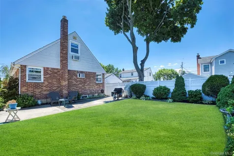 2389 Lindy Road Westbury NY 11590