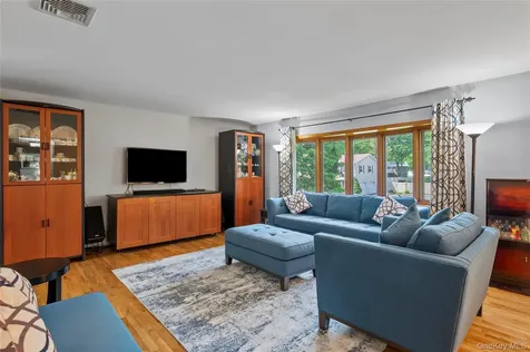 6 Barry Court Valley Cottage NY 10989