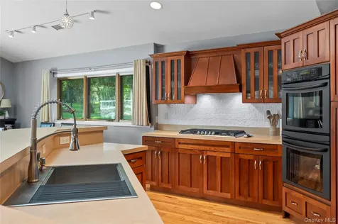 6 Barry Court Valley Cottage NY 10989