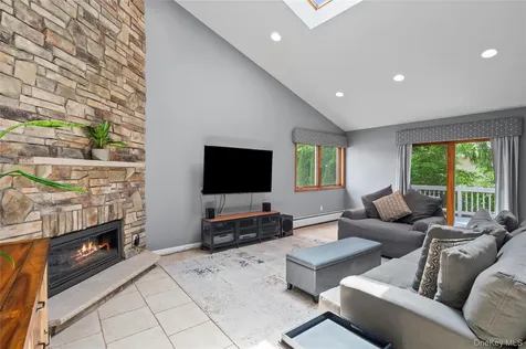 6 Barry Court Valley Cottage NY 10989