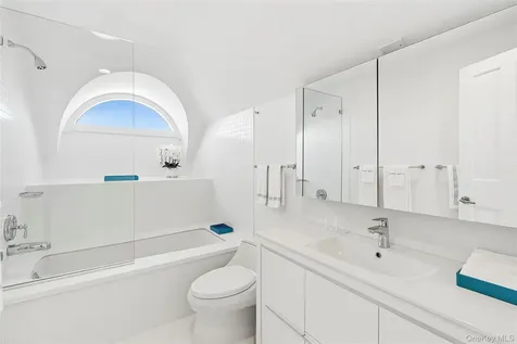 64 W End Road East Hampton NY 11937