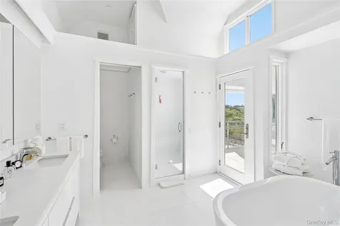 64 W End Road East Hampton NY 11937