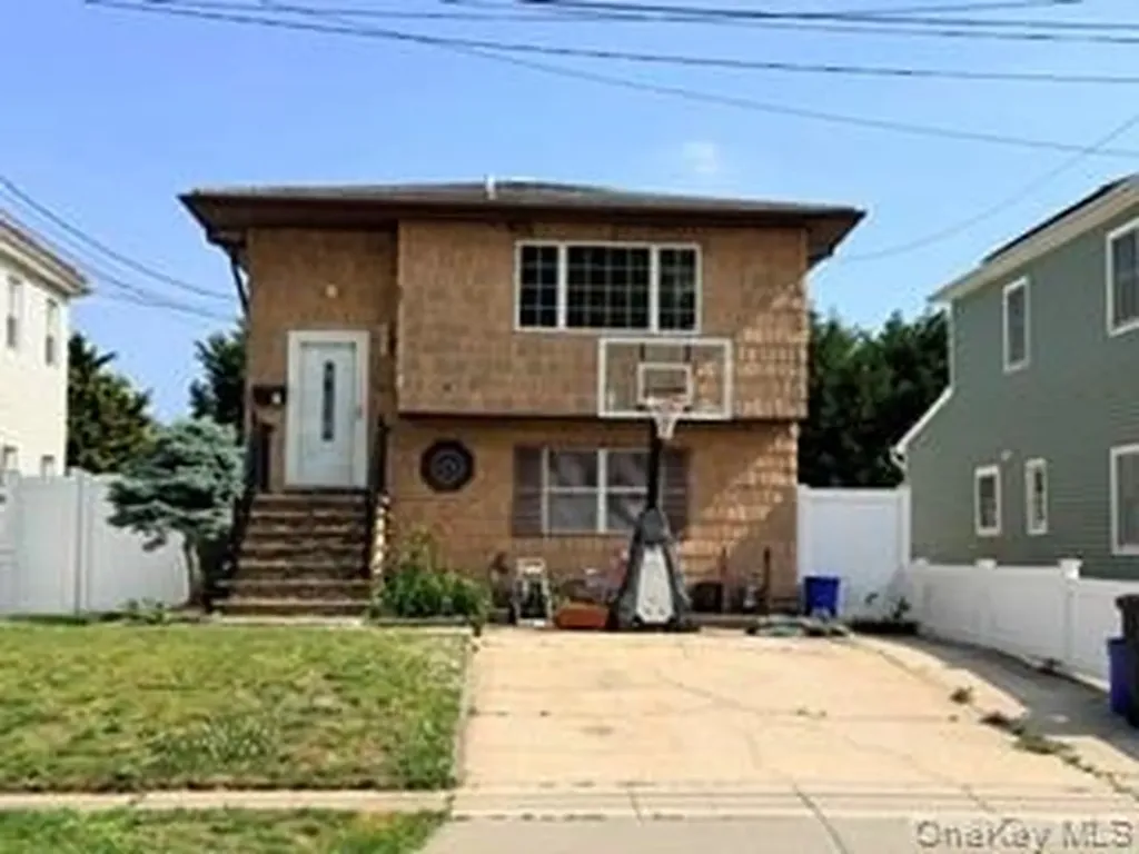 23 W Alhambra Avenue Lindenhurst NY 11757