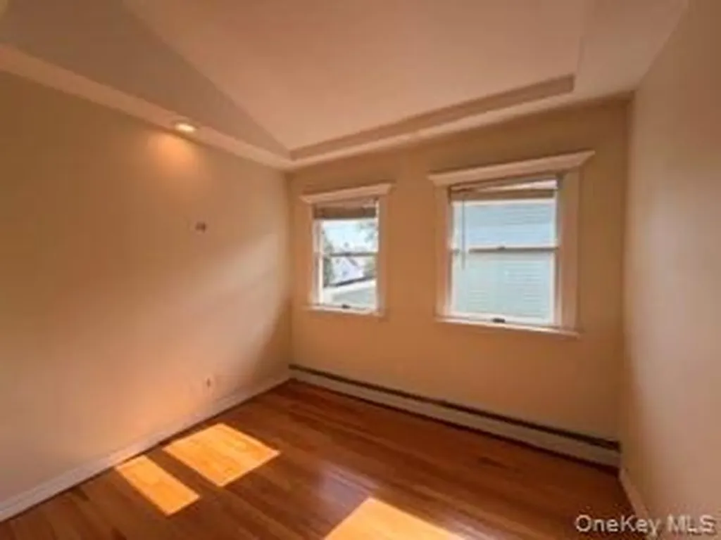 23 W Alhambra Avenue Lindenhurst NY 11757