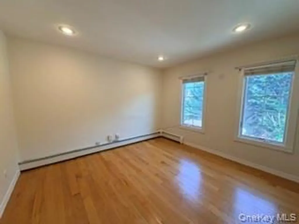 23 W Alhambra Avenue Lindenhurst NY 11757