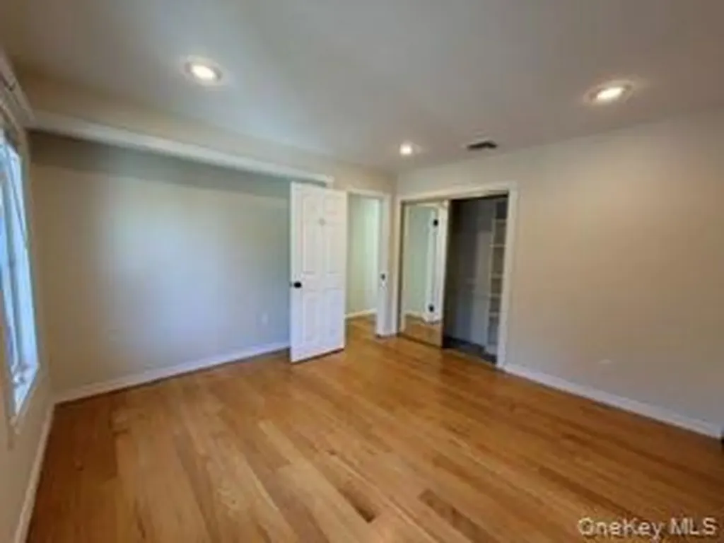 23 W Alhambra Avenue Lindenhurst NY 11757