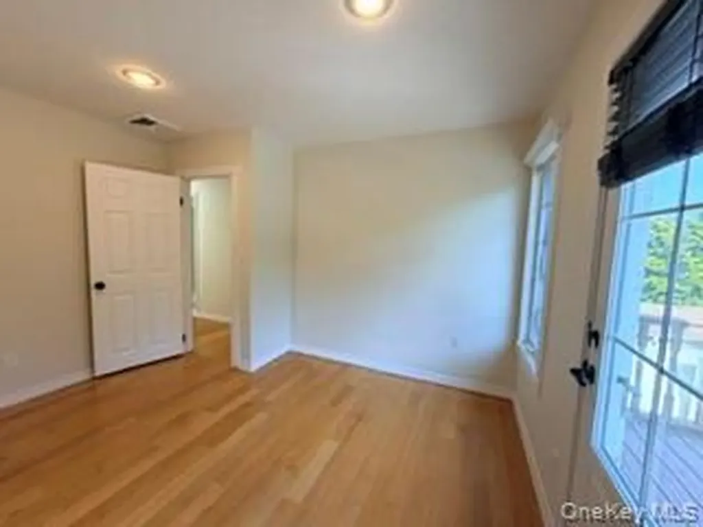 23 W Alhambra Avenue Lindenhurst NY 11757