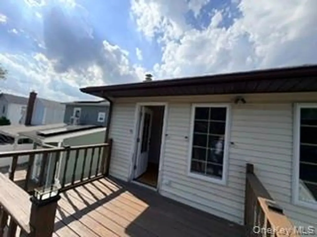 23 W Alhambra Avenue Lindenhurst NY 11757