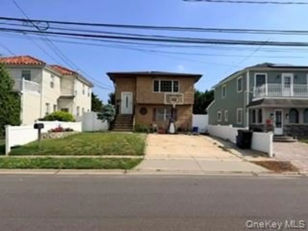 23 W Alhambra Avenue Lindenhurst NY 11757
