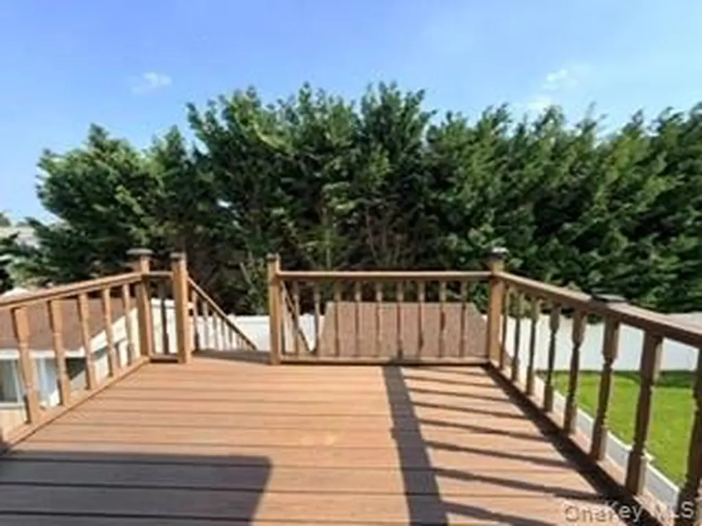 23 W Alhambra Avenue Lindenhurst NY 11757