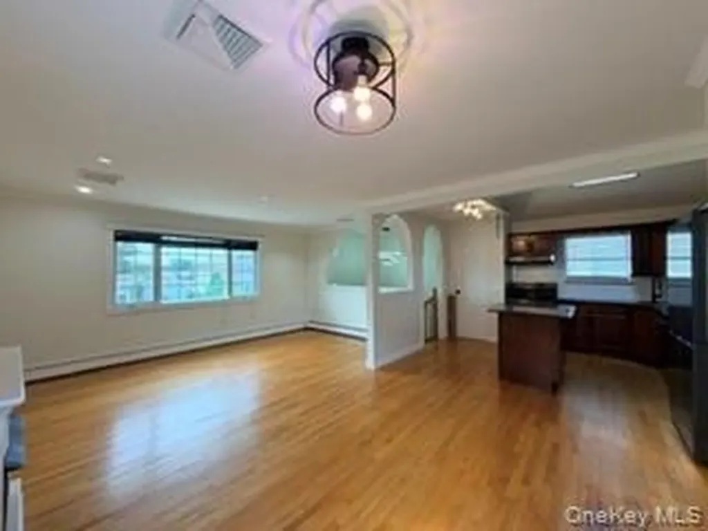 23 W Alhambra Avenue Lindenhurst NY 11757