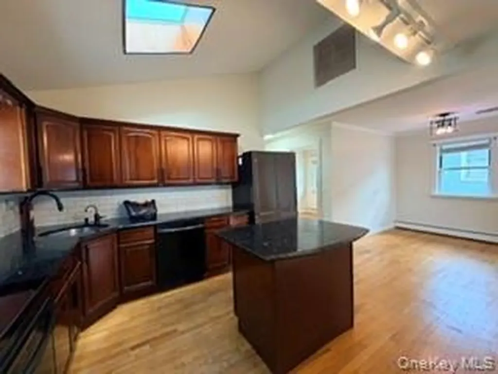 23 W Alhambra Avenue Lindenhurst NY 11757