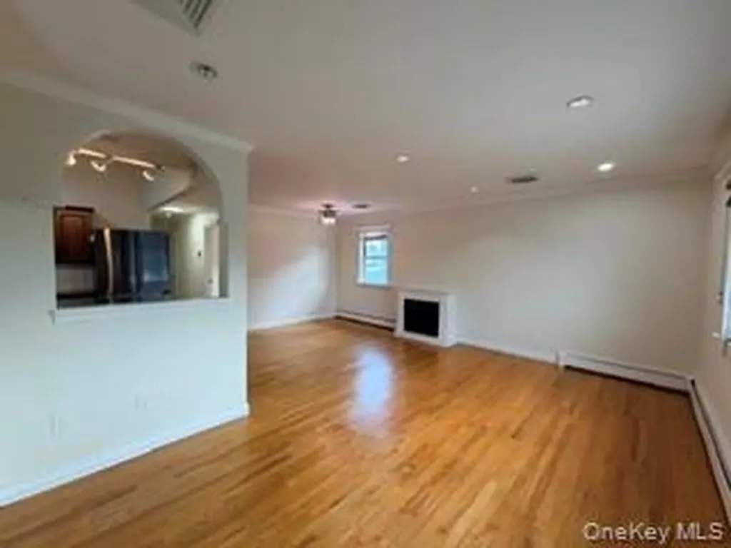 23 W Alhambra Avenue Lindenhurst NY 11757