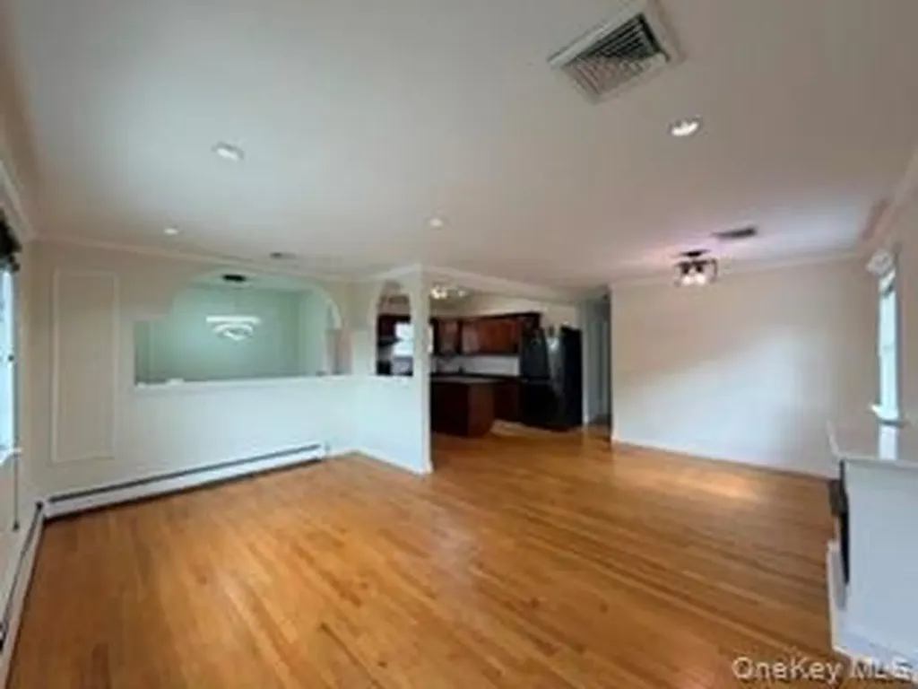23 W Alhambra Avenue Lindenhurst NY 11757