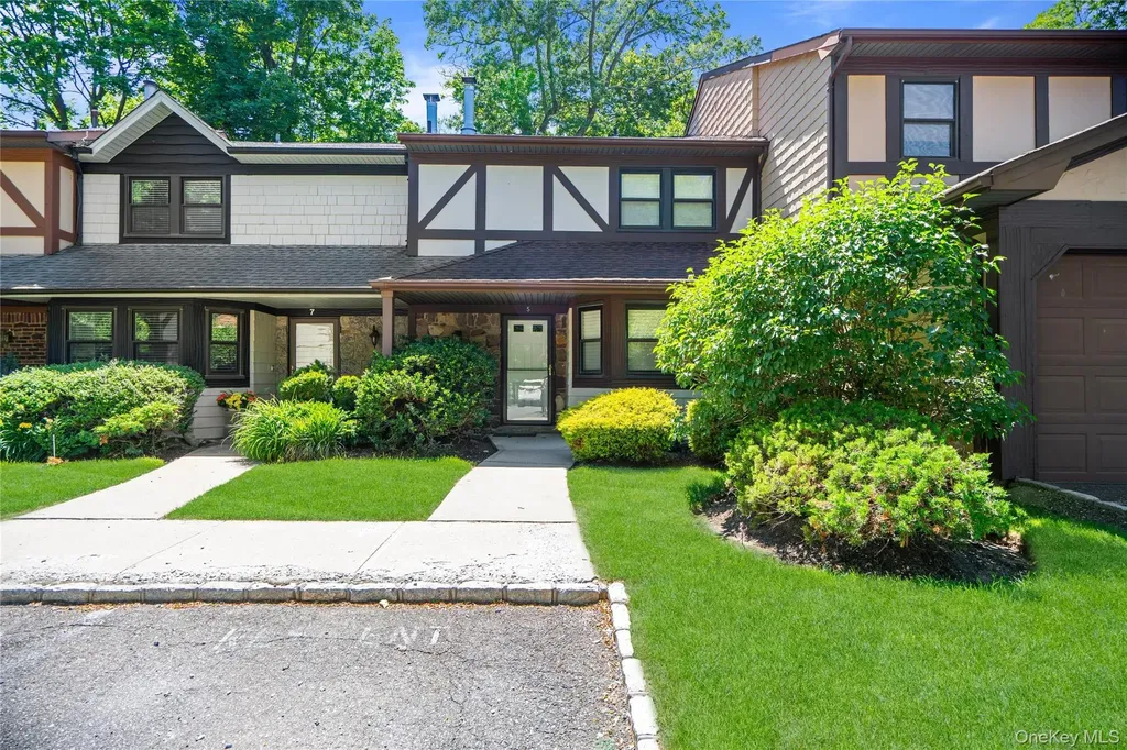 5 Pond Path Woodbury NY 11797