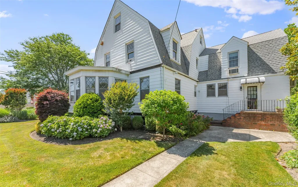486 Oxford Road Cedarhurst NY 11516