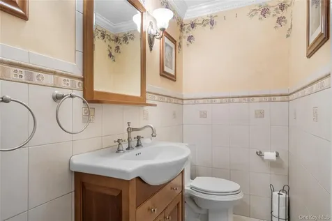 32 Westmoylan Lane Coram NY 11727