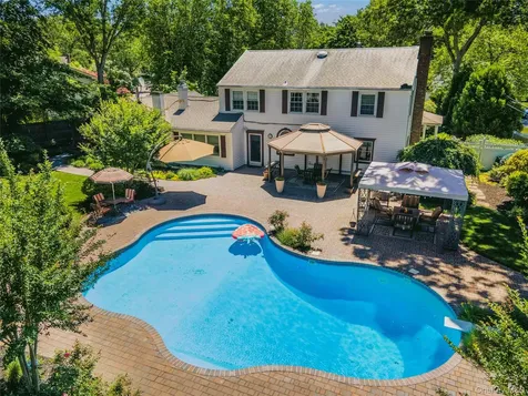 32 Westmoylan Lane Coram NY 11727