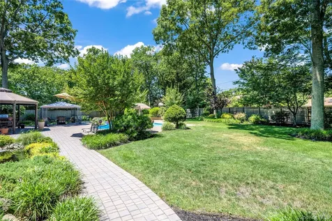 32 Westmoylan Lane Coram NY 11727