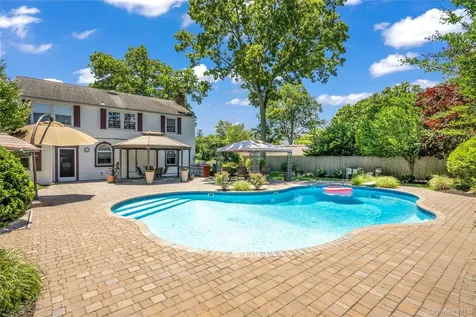 32 Westmoylan Lane Coram NY 11727