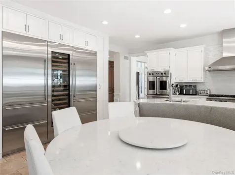 91 Woodhollow Court Syosset NY 11791