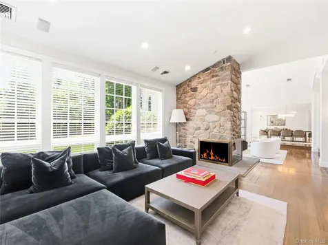 91 Woodhollow Court Syosset NY 11791