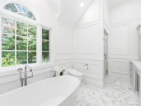 91 Woodhollow Court Syosset NY 11791