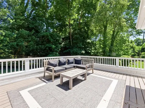 91 Woodhollow Court Syosset NY 11791